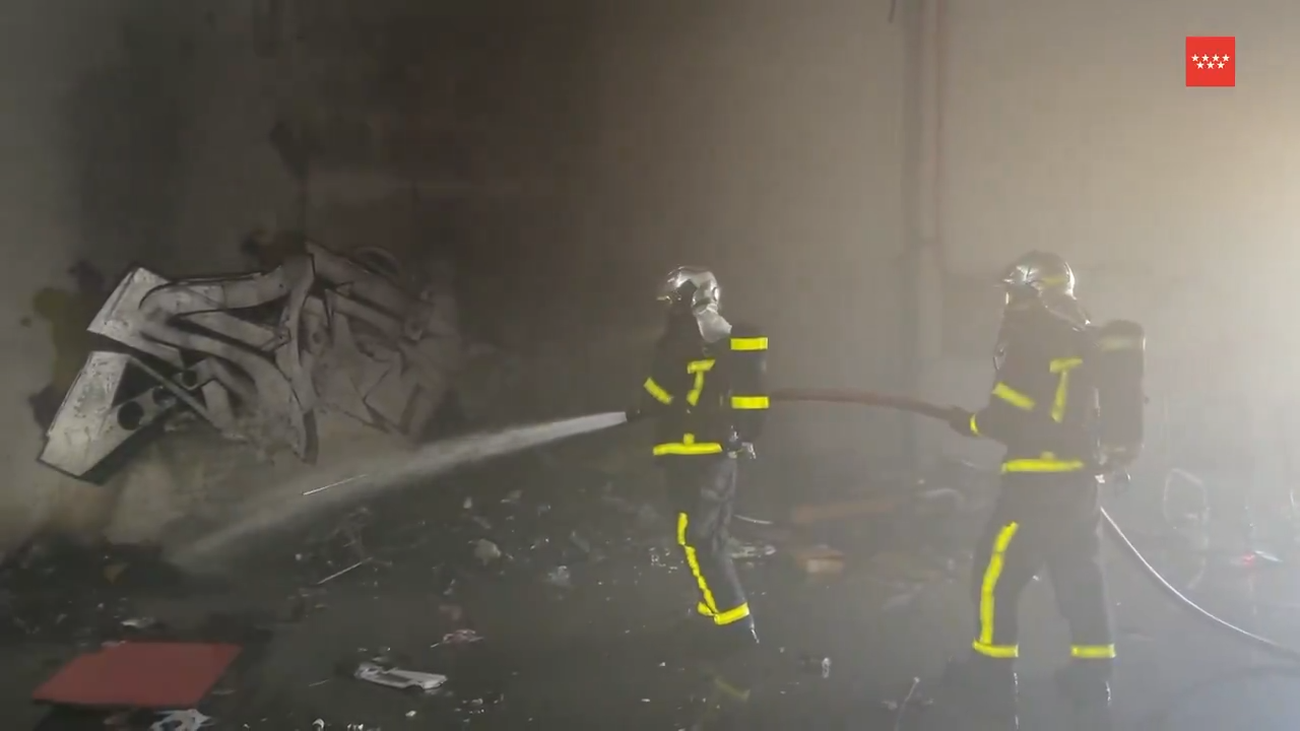 Tres personas rescatadas en incendio de nave abandonada en Alcalá de Henares