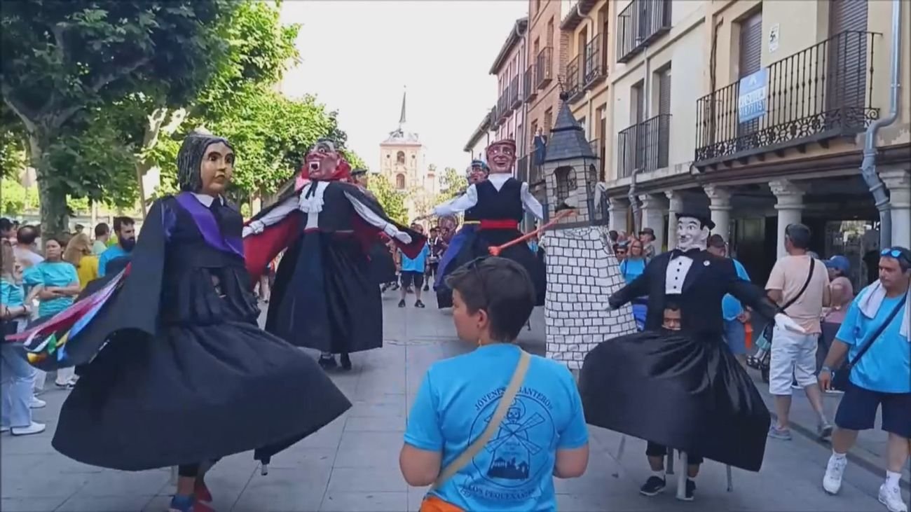 40 Gigantes y Cabezudos celebran 500 años en Alcalá de Henares