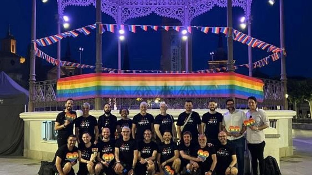 Las voces del coro Choir+ en el Orgullo LGTBI 2025 de Alcalá de Henares