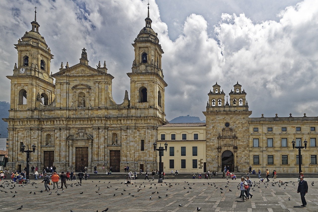 Descubre la historia y encanto de la Plaza de los Santos Niños en Alcalá